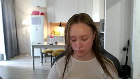 _lalune_ online show from June 17, 10:16 am