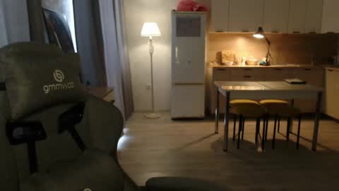 _lalune_ online show from March 24, 8:20 am