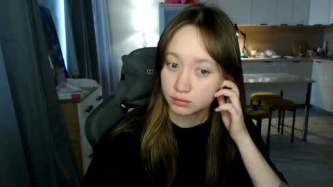 _lalune_ online show from April 6, 10:49 am