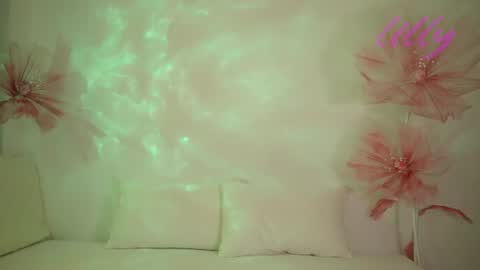 _lillilly_ online show from July 2, 5:35 am