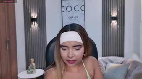 alana  online show from April 18, 7:18 pm