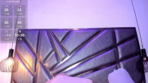 alexataylorr_ online show from February 12, 1:57 pm