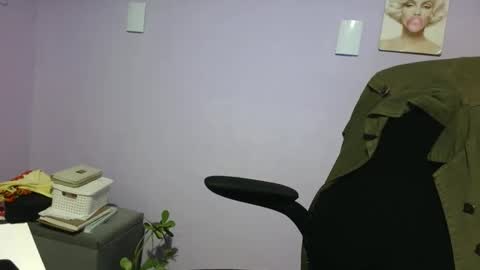 anabelucci_ online show from April 18, 1:19 am