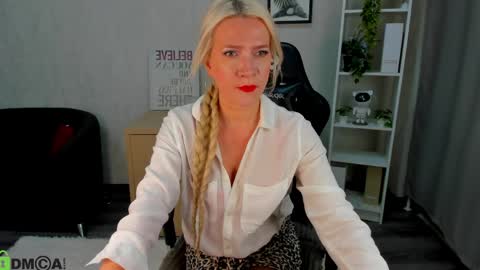 Luna Lady online show from April 9, 9:15 am