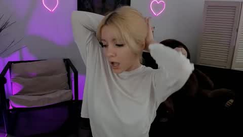 aurorawrenfield online show from March 12, 10:07 am