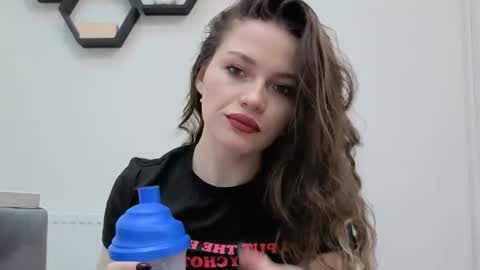 avelinehowo_uwu online show from March 24, 5:51 pm