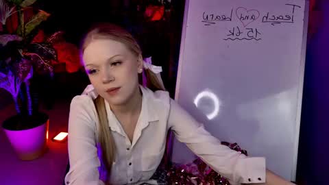 ChloeWight online show from April 12, 9:34 am