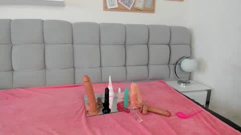 chlooe_zoe online show from March 11, 7:27 pm