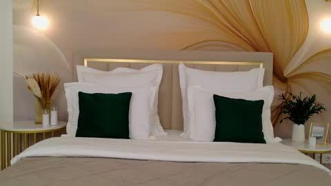 Claire online show from April 10, 2:56 pm