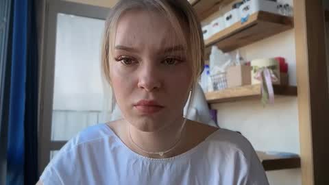 Im Emi streaming with my friend Reyna today online show from April 12, 1:58 pm