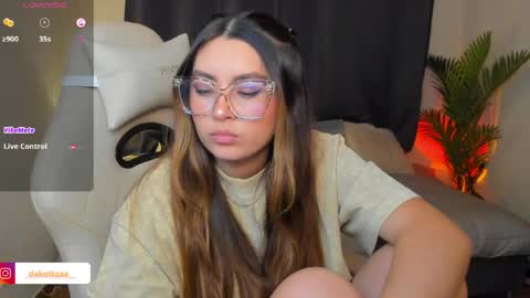 dakottaa__ online show from April 14, 11:49 pm
