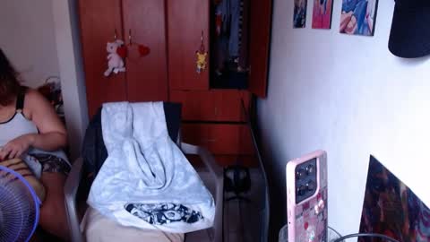 eimy_saenzz online show from April 3, 6:28 pm