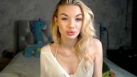 ellamilla online show from March 17, 1:37 pm