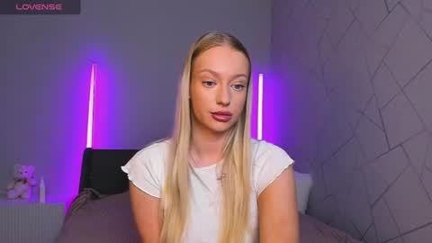 elldiana online show from June 19, 2:49 am