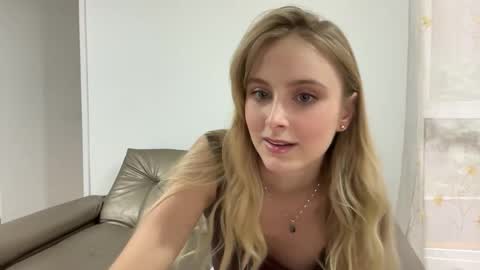 ellykeyofficial online show from May 28, 7:45 pm
