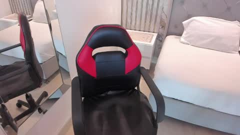  E M Y L Y  online show from April 17, 12:29 pm