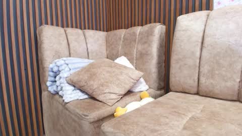 emma_and_aysha online show from March 19, 5:34 am