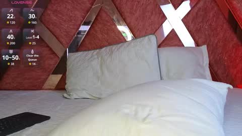 EMMA REVEES  online show from March 28, 8:36 am