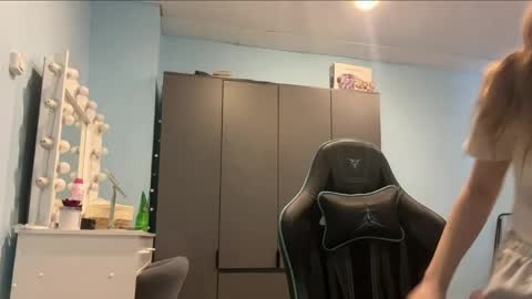 Lily online show from April 18, 1:19 am