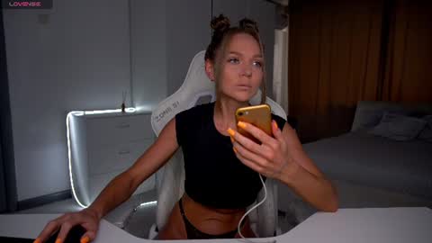 Evelina online show from June 28, 1:39 pm