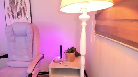 Hollie online show from March 12, 3:58 pm