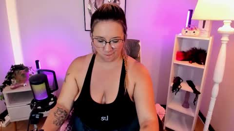 Hollie online show from March 29, 2:38 pm