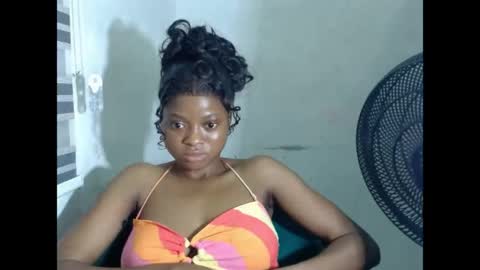 juicynpinkx online show from April 18, 7:07 pm