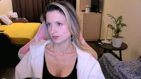 Julie online show from March 26, 2:52 pm