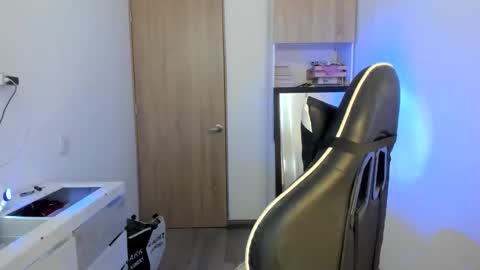 kaylie online show from April 8, 6:32 pm