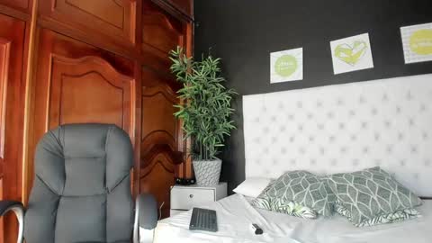 laurem_emy online show from December 25, 12:15 pm