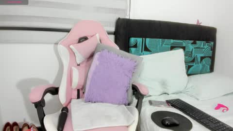 LAYLA online show from April 16, 9:39 pm