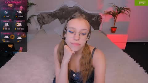 layriantavee online show from January 13, 7:43 am