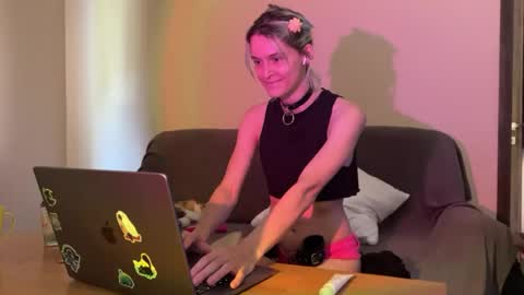 Lea Elfie online show from August 5, 8:20 am