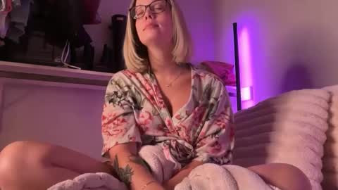 leanneluxecouple online show from September 17, 1:14 am