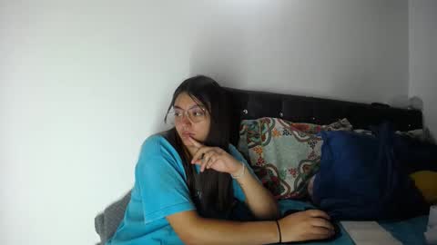 lessliee online show from December 6, 4:17 pm