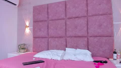 liavelez_ online show from March 18, 2:00 pm