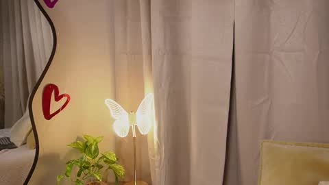 littletammy_ online show from February 10, 3:04 pm