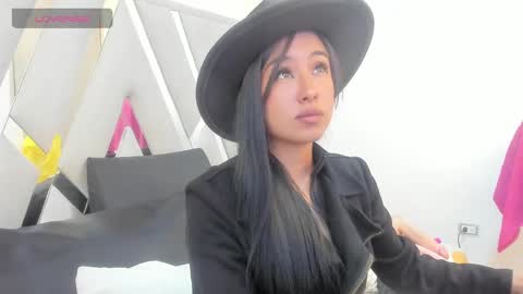 louise_taylorr online show from January 22, 11:45 am