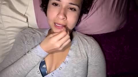 lunaloopzz online show from April 17, 2:35 am