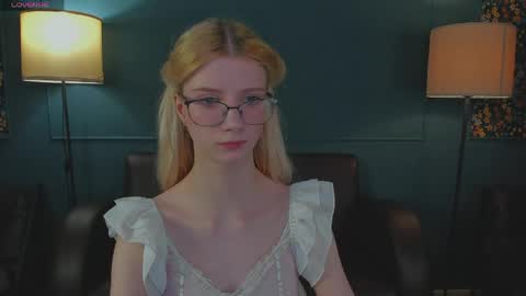 catch me on tue 10am-5pm wed 3am-10am fri 3am-5pm sat 10am-5pm sun 10am-5pm online show from April 3, 11:30 am