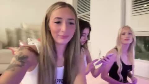 maddy wiggins online show from April 22, 4:20 am