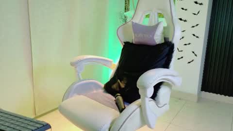 madison_jacksonn online show from August 4, 8:15 pm