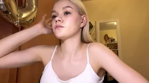 Mia online show from April 4, 2:38 pm