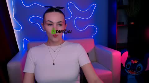 mia online show from April 15, 9:21 am