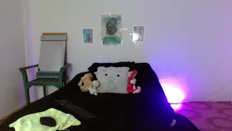 Mia david      online show from March 22, 8:04 pm