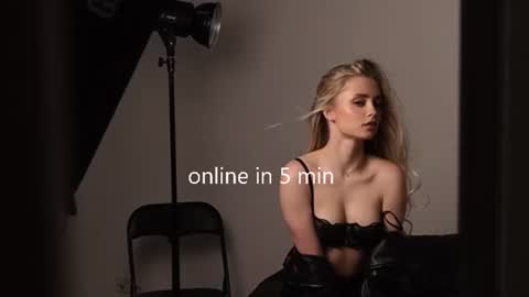 minimollyq online show from August 3, 7:08 pm