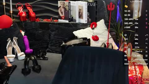 Darsy online show from February 23, 1:43 pm