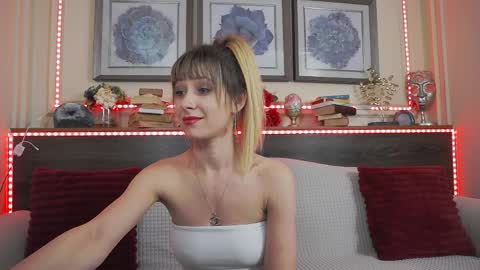 Luna  online show from April 9, 8:36 pm