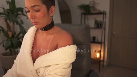 jacke BUNNY online show from April 10, 11:55 pm