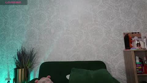 Naomi     online show from April 13, 8:04 am